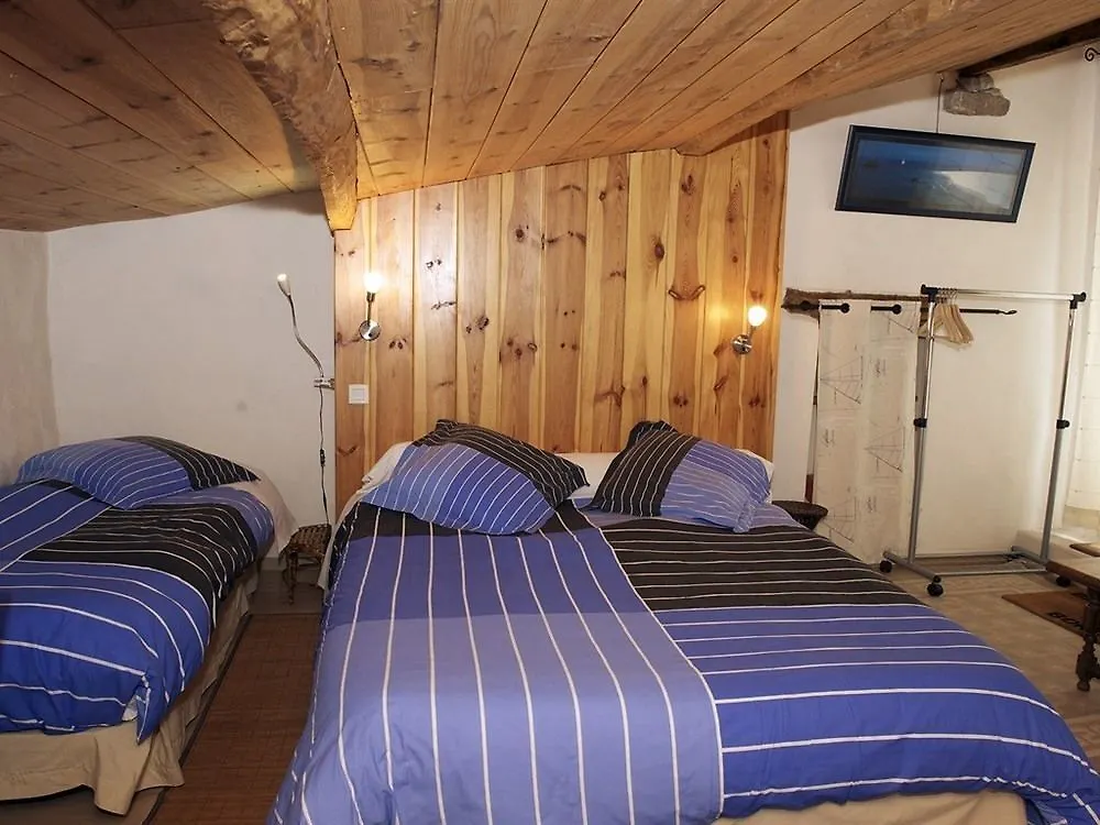 Chambre D'Hotes Tilours Billom Bed & Breakfast